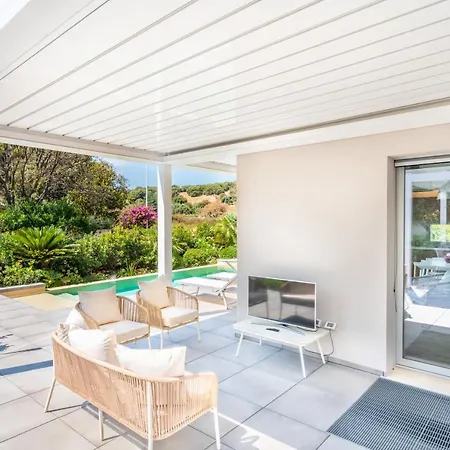 Vila Kosmos - Piscina E Giardino -