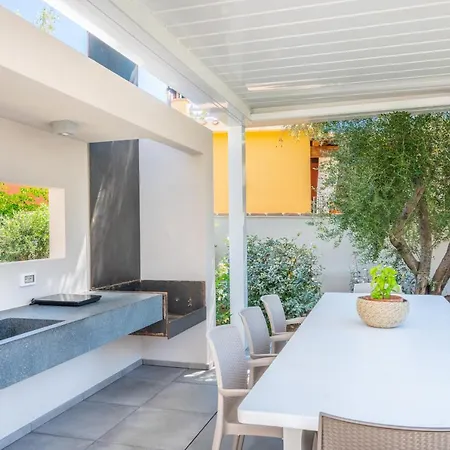 Kosmos - Piscina E Giardino -