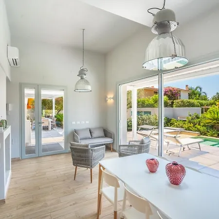 Kosmos - Piscina E Giardino - Vila